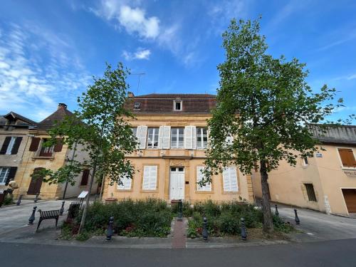 帕雷·勒·毛尼尔Appartement 6 personnes - Au coeur du centre ville的前面有两棵树的建筑