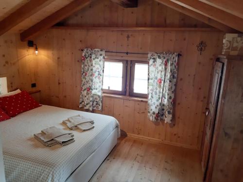 尚波吕克Piccolo e accogliente rascard CIR 0060的小木屋内的卧室,配有床和窗户