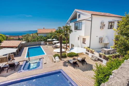 克尔克Villa Palma Krk的享有带游泳池的别墅的空中景致