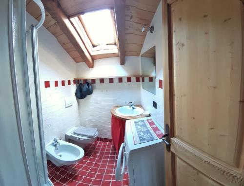尚波吕克Piccolo e accogliente rascard CIR 0060的一间带水槽和卫生间的小浴室