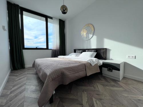 第比利斯Apartment in AXIS TOWERS, Tbilisi business center的一间卧室设有一张床和一个大窗户