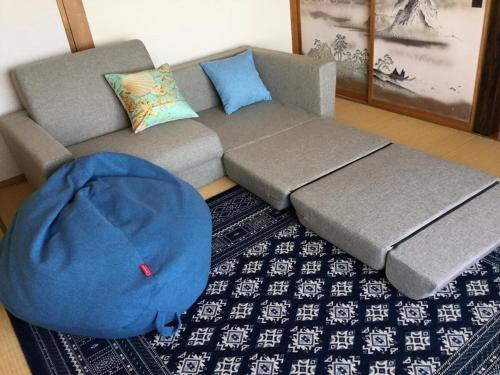 佐渡市Lu Blue Sado SAWANE - Vacation STAY 12885的带沙发和蓝豆袋的客厅