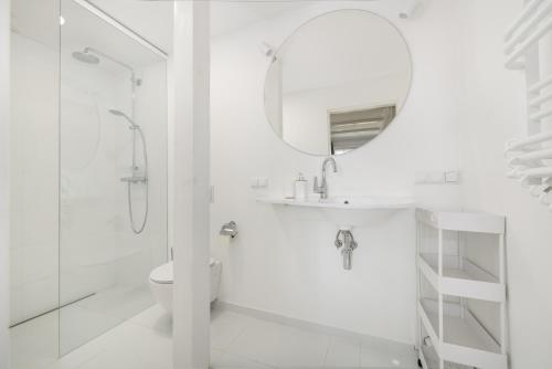 格丁尼亚Studio Vintage na Kamiennej Górze的白色的浴室设有水槽和镜子