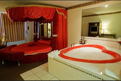 索尔兹伯里索尔兹伯里美国最有价值旅馆的一间带大浴缸的大浴室和一间卧室