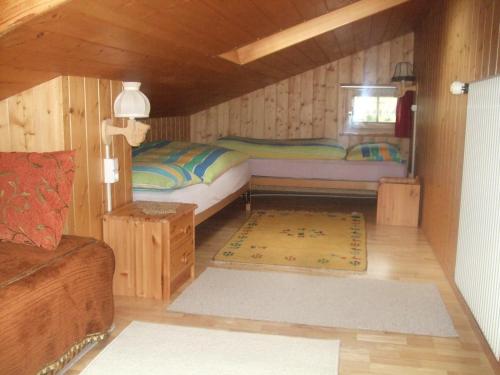 阿德尔博登纳达史德公寓酒店的小木屋内带两张床的房间