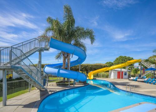 奥霍普海滩Ohope Beach TOP 10 Holiday Park的公园内的水上滑梯,公园内设有游泳池