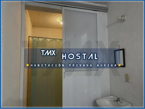 埃斯孔迪多港TMX HOSTAL的浴室设有白色水槽和镜子