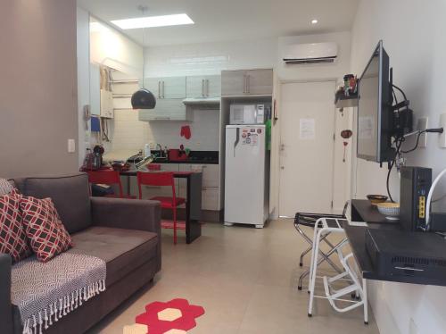 里约热内卢Charmoso Studio Leblon的带沙发的客厅和厨房