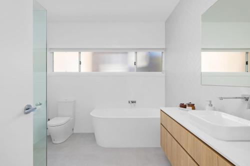 浅滩湾HideAwayII at Shoal Bay的白色的浴室设有水槽和卫生间。
