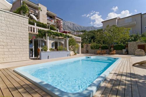 图彻皮Villa Bougenvilia Tomas的一座房子的院子内的游泳池