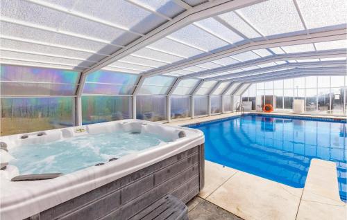 阿尔考辛Cozy Apartment In Alcaucn With Wifi的大楼内的大型游泳池,设有大型浴缸