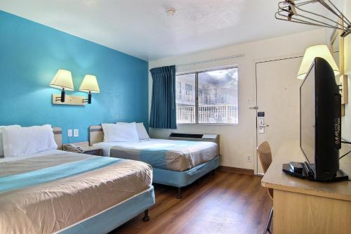 拉伯克拉伯克6号汽车旅馆的酒店客房设有两张床和一台平面电视。