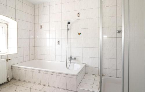 斯利耶巴赫Amazing Home In Schlierbach With Kitchen的白色的浴室设有浴缸和淋浴。