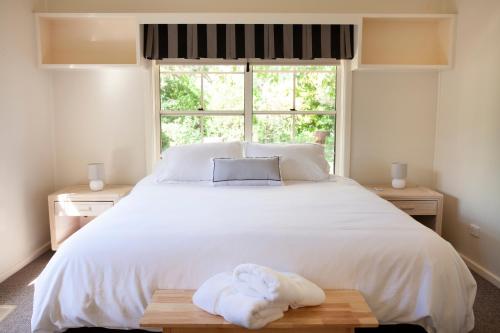 格里菲斯Le Grange Griffith的卧室配有一张大白色床和窗户