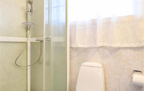 BømloAmazing Home In Urangsvg With House A Panoramic View的带淋浴、卫生间和玻璃门的浴室