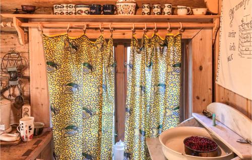 温斯特拉1 Bedroom Cozy Home In Vinstra的浴室配有淋浴帘和盥洗盆。