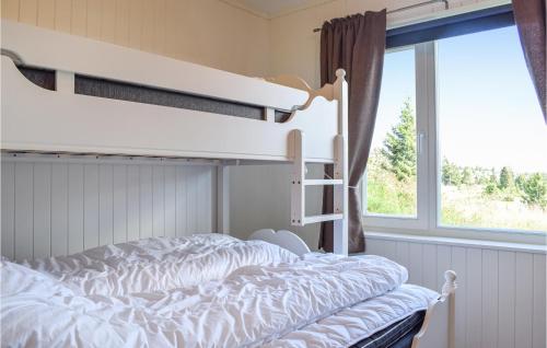 斯朱森Sjusjen Panorama的一间卧室配有双层床和窗户。