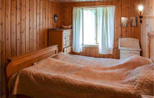 温斯特拉Nice Home In Vinstra With House A Mountain View的一间卧室设有一张床和一个窗口