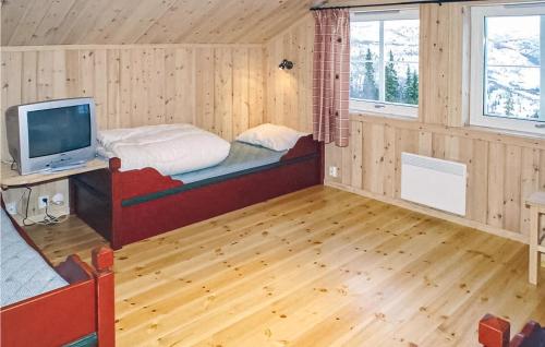 海姆瑟达尔Skarsnuten的一间设有床铺和电视的房间