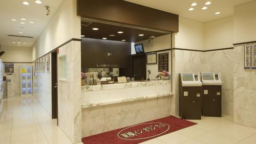 挂川市Toyoko Inn Kakegawa eki Shinkansen Minami guchi的一个带柜台和现金登记册的餐厅大堂