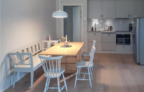 韦斯特维克Beautiful Home In Vstervik With Kitchen的厨房配有桌椅