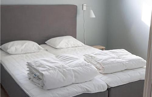 韦斯特维克Beautiful Home In Vstervik With Kitchen的两张带白色床单和枕头的未铺床