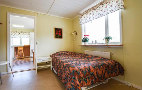 维纳什堡3 Bedroom Amazing Home In Vnersborg的一间卧室设有一张床和一个窗口
