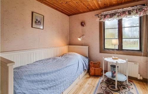 OlsforsAmazing Home In Olsfors With Kitchen的一间卧室设有一张床、一个窗口和一张桌子