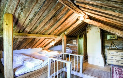 利雪平Amazing Home In Lidkping With Kitchen的小木屋内的一张床位,设有木制天花板