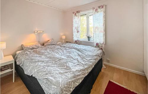 Nice Home In Bredared With Wifi的一间卧室设有一张大床和一个窗户。