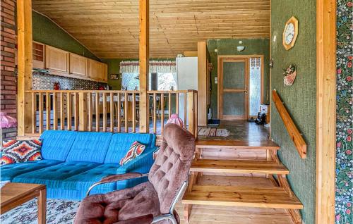 HöviksnäsAmazing Home In Hviksns With Kitchen的小屋内带蓝色沙发的客厅