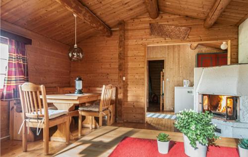 AtnosetGorgeous Home In Atna With Wifi的小木屋内带壁炉的用餐室