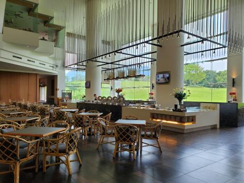 花莲市美侖大飯店的用餐室设有桌椅和窗户。