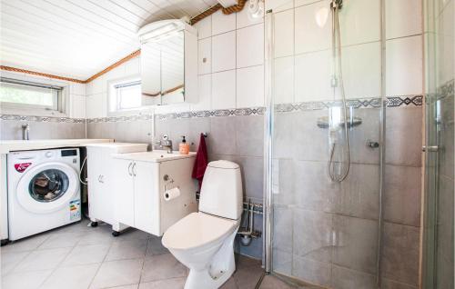 Nice Home In Malvik With Kitchen的一间浴室