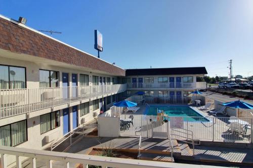 圣安吉洛圣安吉洛六号汽车旅馆的享有酒店空中美景,设有游泳池