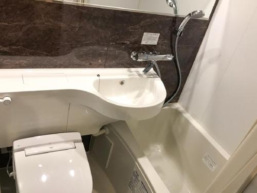 横滨HOTEL LiVEMAX Shinyokohama的一间带水槽和卫生间的浴室