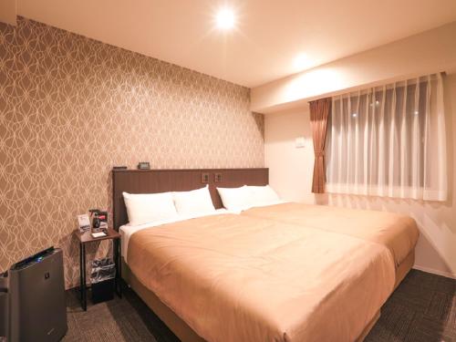 HOTEL LiVEMAX Shinyokohama客房内的一张或多张床位