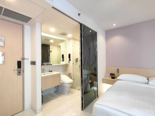 曼谷長榮桂冠酒店（曼谷）的一间酒店客房 - 带一张床和一间浴室