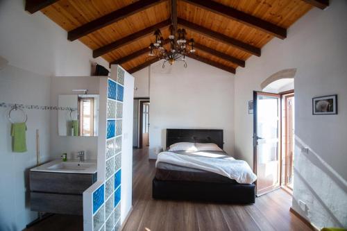 希马拉Villa Belvedere, Upper Qeparo的一间卧室配有一张床,浴室设有水槽