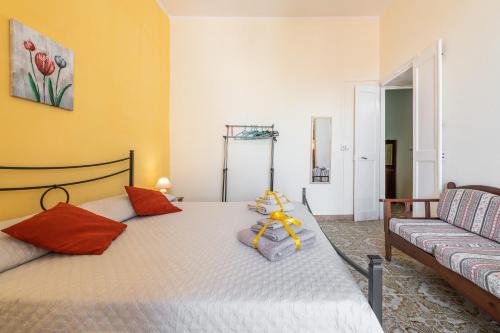 卡洛福泰Casa Maristella的一间卧室配有一张床和一张沙发