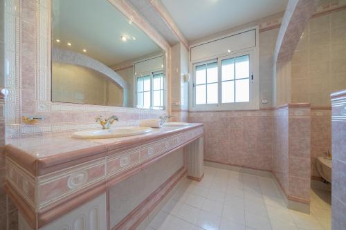 布拉内斯HomeHolidaysRentals Romeo - Costa Brava的一间带水槽和镜子的大浴室