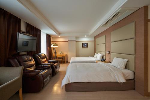 庆州庆州GG旅行酒店的酒店客房设有两张床和一台平面电视。