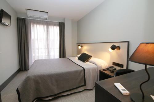 埃斯普卢加斯酒店客房内的一张或多张床位