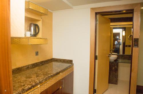迪拜马可·波罗酒店的厨房配有台面和水槽