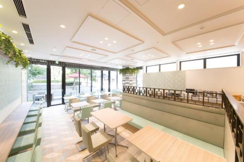 大阪淀屋桥京阪酒店的餐厅设有桌椅和窗户。
