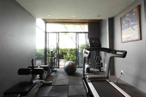 胡志明市Cochin Zen Hotel的健身房设有2台健身器材和窗户