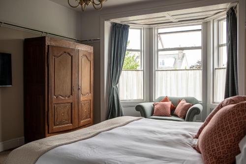 耶尔弗顿Burrator Inn的一间卧室设有一张床和一个大窗户