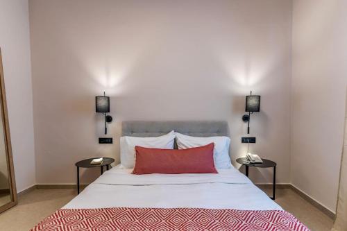 梅萨雷亚桉树酒店 的卧室配有一张大白色床和红色枕头