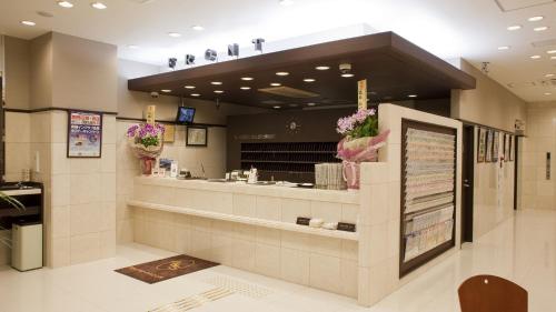 大津Toyoko Inn Kyoto Biwako Otsu的一间有鲜花柜台的餐厅