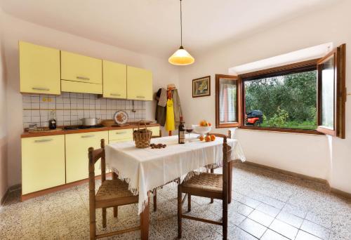 RaviPodere Le Cortine的厨房配有桌子和一些黄色橱柜